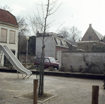 859609 Gezicht op het speelplaatsje aan het Achterom te Utrecht, op de achtergrond de Leeuwenberghkerk (Servaasbolwerk 1).